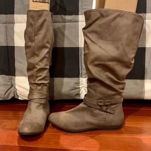 NWOT Dark beige boots with buckles